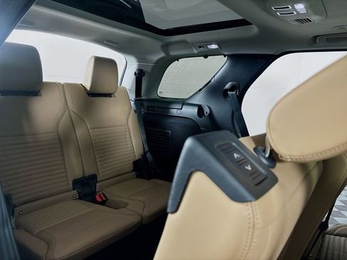 Used 2025 Land Rover Discovery Metropolitan Edition image 28