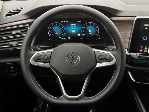 Used 2025 Volkswagen Atlas SEL AWD/4WD image 30