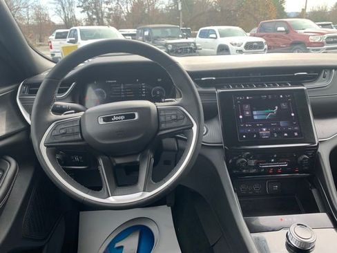 Used 2023 Jeep Grand Cherokee Altitude image 9