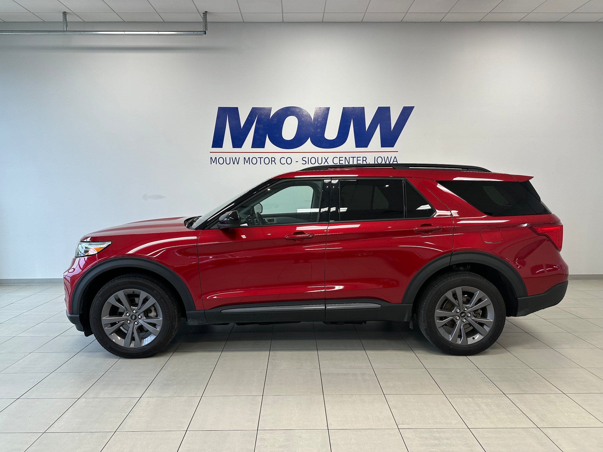 Used 2024 Ford Explorer XLT w/ Equipment Group 202A AWD/4WD image 1