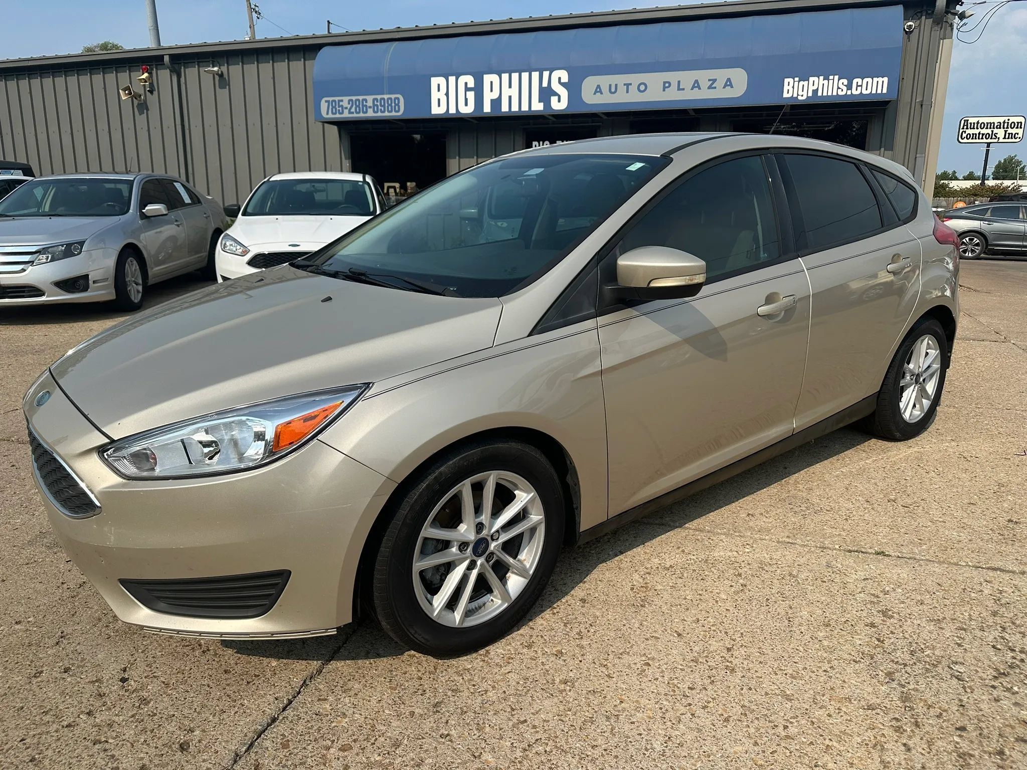 Used 2017 Ford Focus SE FWD image 1