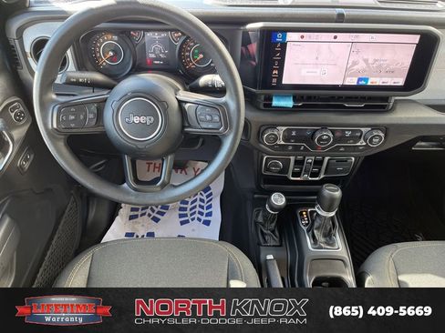 Used 2025 Jeep Gladiator Sport image 11