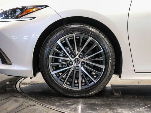 Used 2025 Lexus ES 350 w/ Premium Package FWD image 9