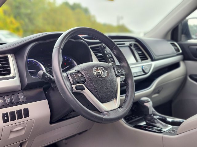 Used 2019 Toyota Highlander XLE AWD/4WD image 20