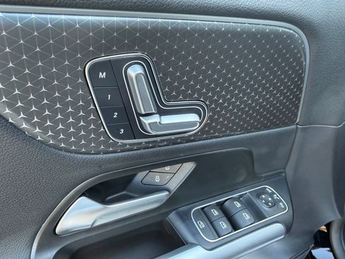 Used 2025 Mercedes-Benz GLA 250 image 32
