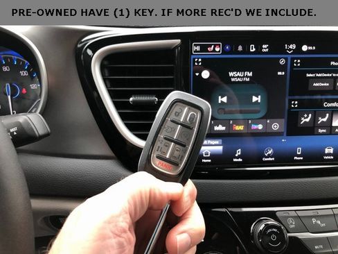 Used 2024 Chrysler Pacifica Touring-L image 4