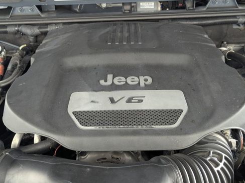 Used 2015 Jeep Wrangler Unlimited Sahara w/ Connectivity Group image 12