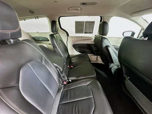 Used 2020 Chrysler Pacifica Touring-L FWD image 28