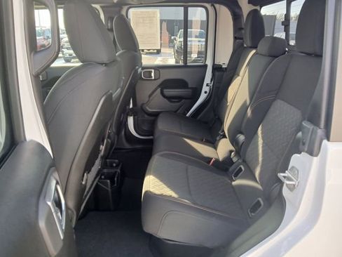 Used 2024 Jeep Gladiator Mojave AWD/4WD image 12