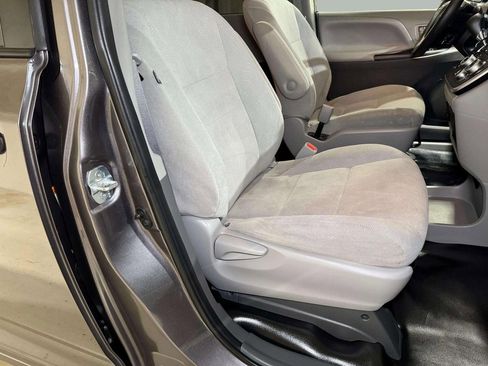 Used 2020 Toyota Sienna L image 27