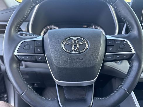 Used 2023 Toyota Highlander XLE AWD/4WD image 17