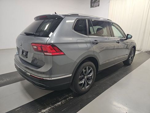 Used 2023 Volkswagen Tiguan SE w/ Panoramic Sunroof Package image 2