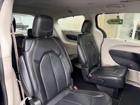 Used 2022 Chrysler Pacifica Touring-L image 20