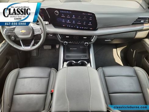 Used 2025 Chevrolet Suburban Premier RWD image 2