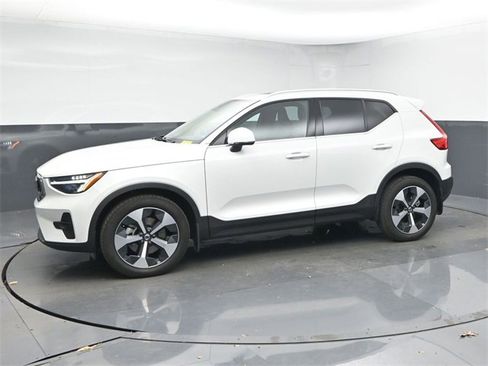 Used 2023 Volvo XC40 B4 Plus w/ Protection Package Premier image 4