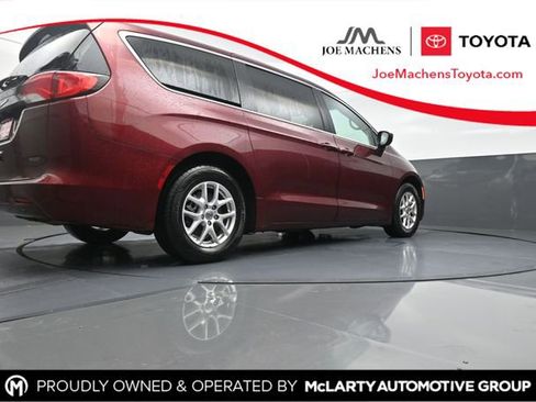 Used 2022 Chrysler Voyager LX FWD image 1