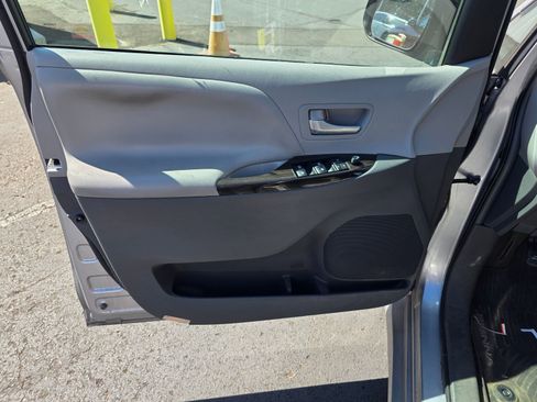 Used 2018 Toyota Sienna XLE FWD image 10