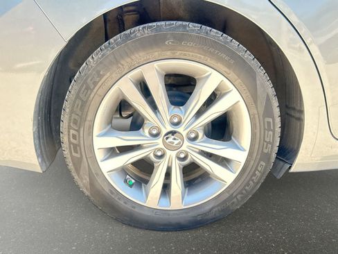 Used 2017 Hyundai Elantra SE FWD image 5