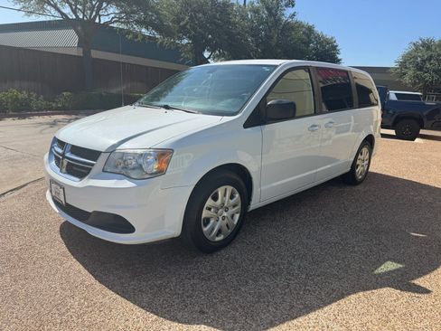 Used 2018 Dodge Grand Caravan SE w/ UConnect Hands-Free Group FWD image 10