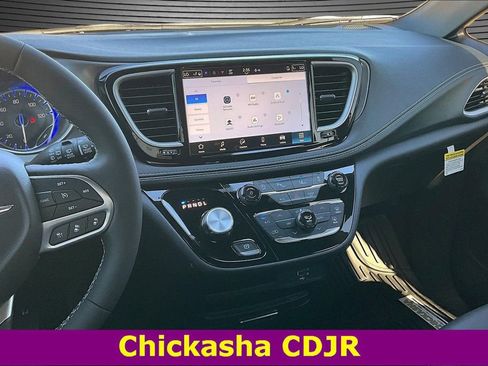 New 2026 Chrysler Pacifica Select image 6