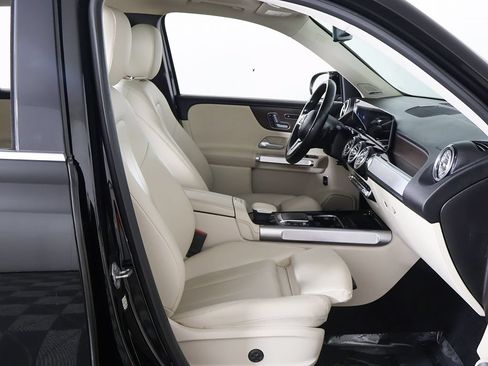 Used 2021 Mercedes-Benz GLB 250 4MATIC w/ Premium Package image 27