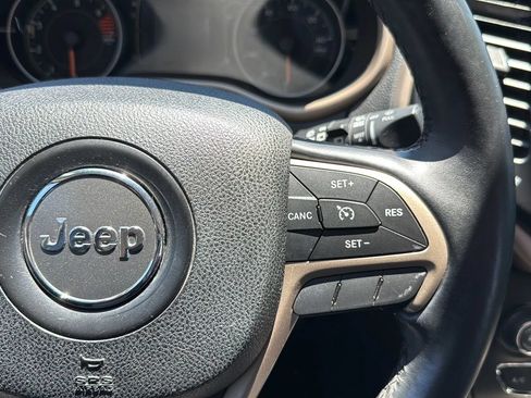 Used 2017 Jeep Cherokee Sport w/ Cold Weather Group FWD image 31