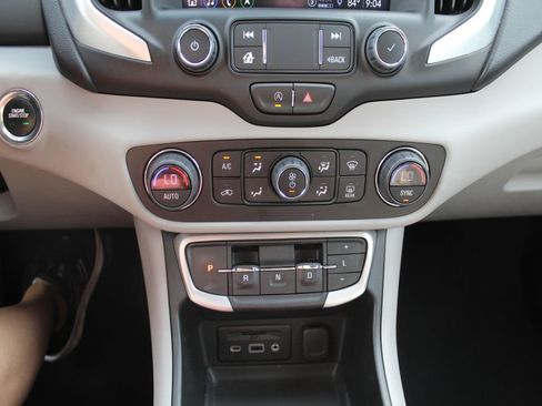 Used 2022 GMC Terrain SLT w/ Infotainment Package II FWD image 19
