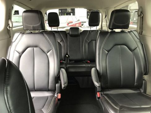 Used 2024 Chrysler Pacifica Touring-L FWD image 17