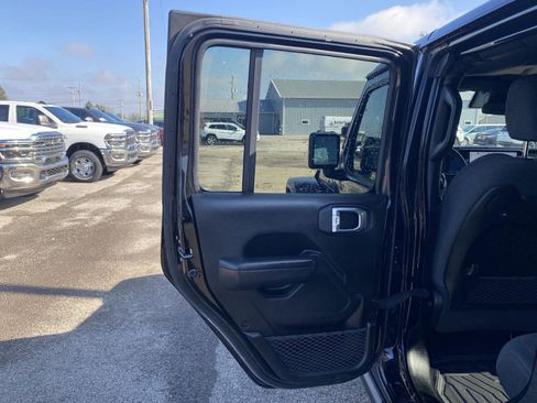 Used 2025 Jeep Wrangler Unlimited Rubicon w/ Convenience Group AWD/4WD image 26