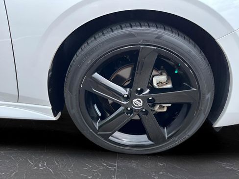 Used 2022 Nissan Sentra SR w/ Lighting Package FWD image 9