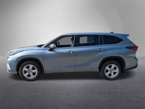 Used 2022 Toyota Highlander LE image 2