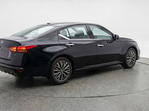 Used 2025 Nissan Altima 2.5 SV FWD image 9