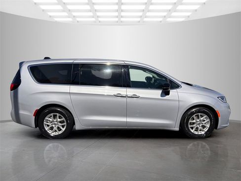 Used 2024 Chrysler Pacifica Touring-L image 6