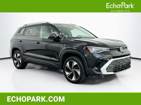 Used 2025 Volkswagen Taos SE AWD/4WD image 1