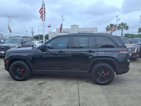 Used 2025 Jeep Grand Cherokee Altitude RWD image 9
