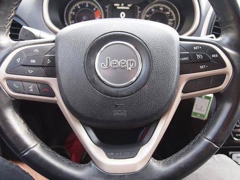 Used 2017 Jeep Cherokee Latitude AWD/4WD image 9