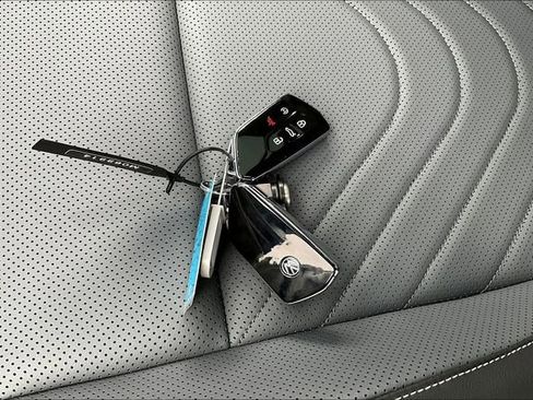 New 2025 Volkswagen Tiguan SE R-Line image 28