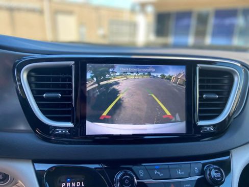 Used 2024 Chrysler Pacifica Touring-L image 16