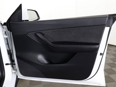 Used 2022 Tesla Model Y Long Range image 26