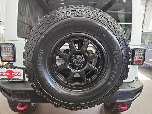 Used 2015 Jeep Wrangler Unlimited Rubicon image 24