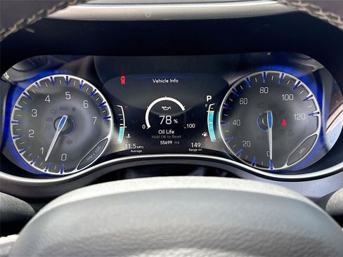 Used 2023 Chrysler Pacifica Touring-L FWD image 12