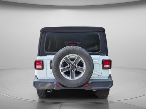 Used 2018 Jeep Wrangler Unlimited Sahara AWD/4WD image 5