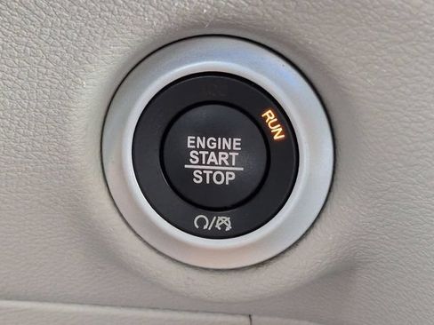 Certified 2024 Chrysler Pacifica Touring-L FWD image 30