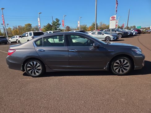 Used 2017 Honda Accord Touring image 2