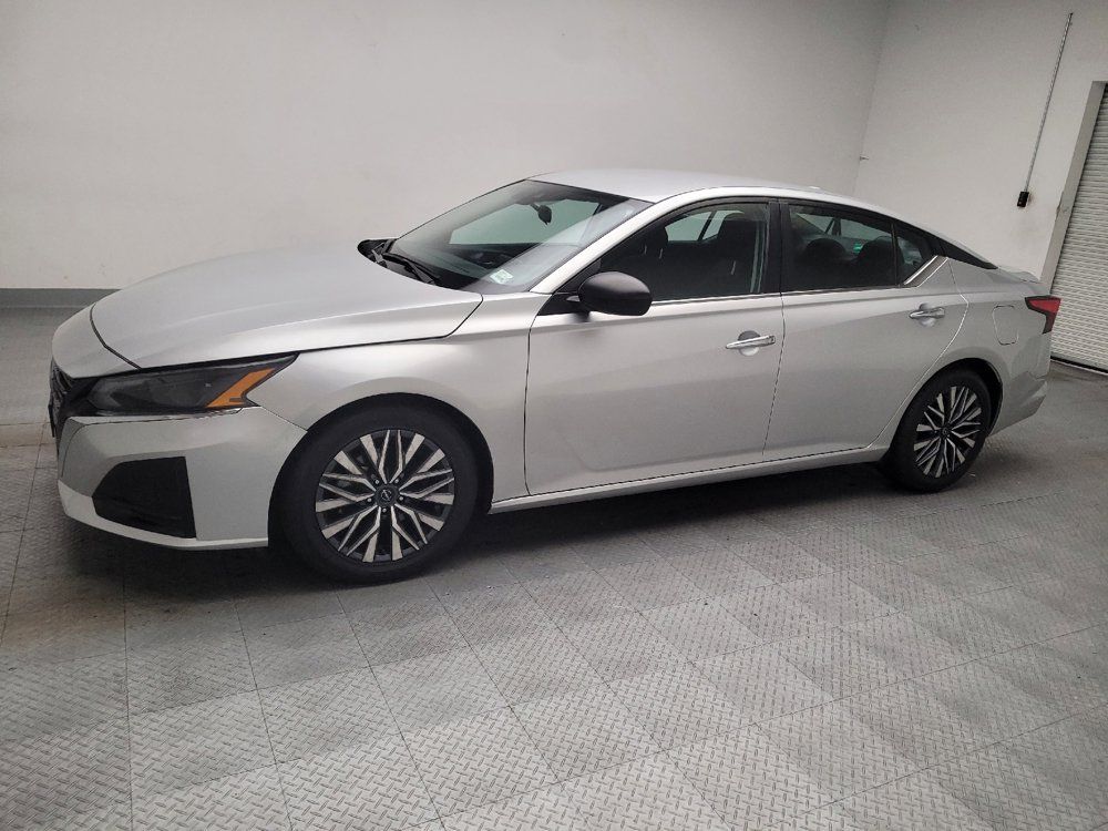 Used 2025 Nissan Altima 2.5 SV FWD image 2
