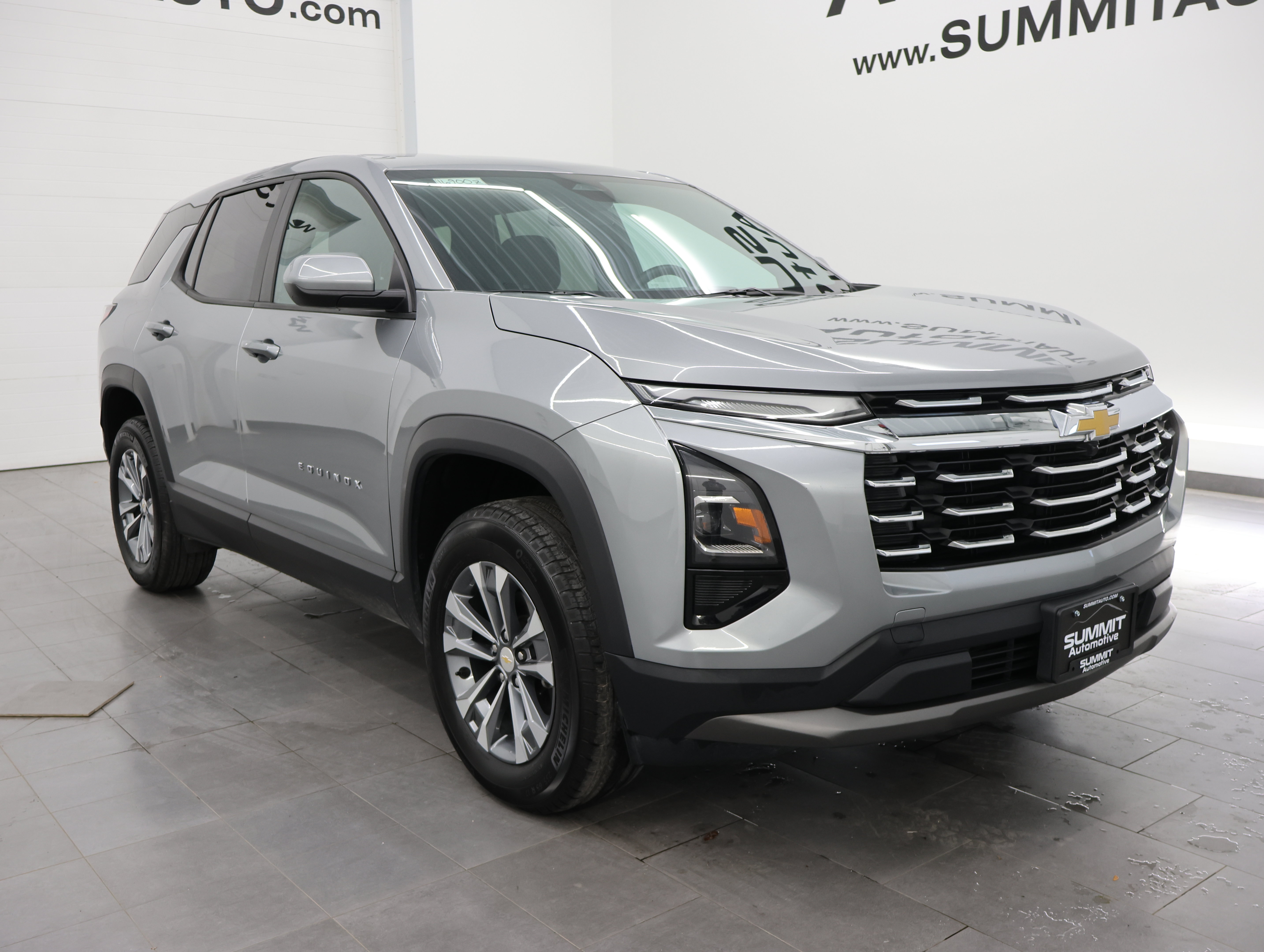 Used 2026 Chevrolet Equinox LT AWD/4WD image 2