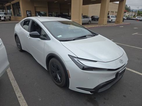 Used 2025 Toyota Prius LE FWD image 1