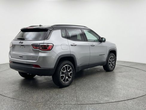 Used 2025 Jeep Compass Trailhawk AWD/4WD image 9