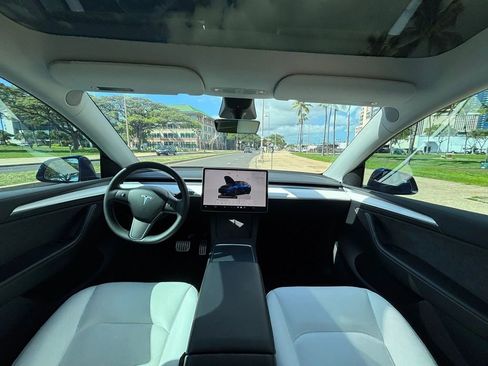 Used 2022 Tesla Model Y Performance image 11