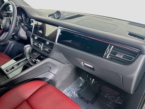 Certified 2026 Porsche Macan AWD/4WD image 31